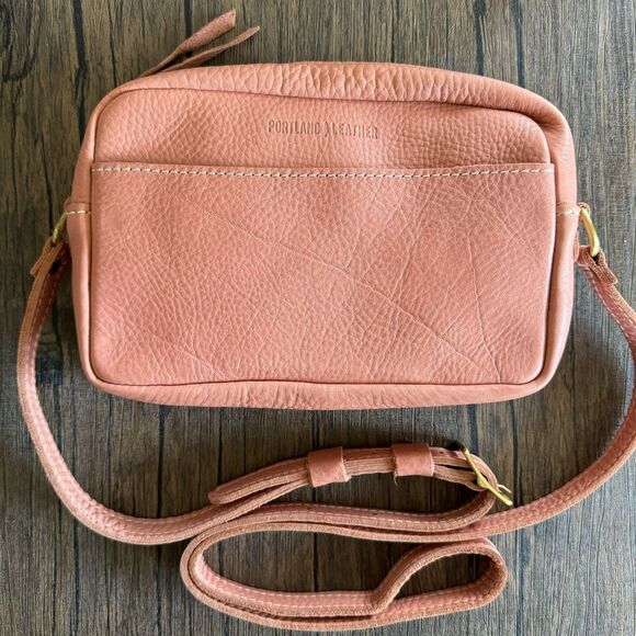 QUARTZ Portland Leather Camera Bag Pink Leather Purse NEW Crossbody Bag - Picture 2 of 6